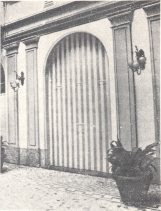 100. Даниэль Бюран. Фотография произведения, созданного в галерее Аполлинер в Милане. 1968. Наклеив на двери галереи белые и зеленые полосы, художник таким образом запечатал их и «закрыл выставку» 100. Даниэль Бюран. Фотография произведения, созданного в галерее Аполлинер в Милане. 1968. Наклеив на двери галереи белые и зеленые полосы, художник таким образом запечатал их и «закрыл выставку»