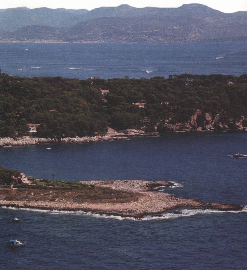 Мыс Антиб, вид с высоты птичьего полета Мыс Антиб, вид с высоты птичьего полета