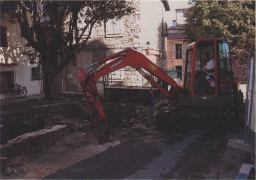 Археологические работы идут прямо во дворе Музея Пикассо Археологические работы идут прямо во дворе Музея Пикассо