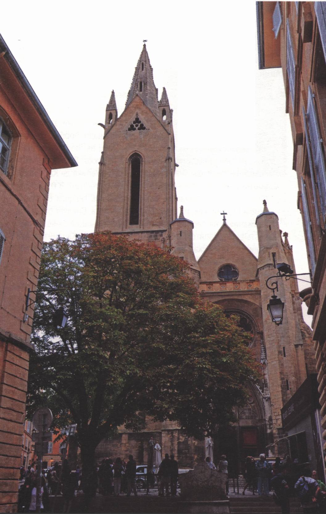 В архитектуре города присутствуют три стиля разных эпох — романский, готический и барокко В архитектуре города присутствуют три стиля разных эпох — романский, готический и барокко