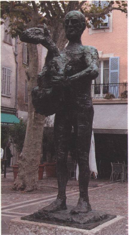 «Человек с ягненком» на улице в Валлорисе «Человек с ягненком» на улице в Валлорисе