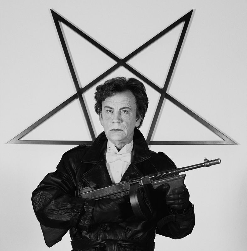 Американский актер Джон Малкович перевоплотился в легендарных знаменитостей XX века Американский актер Джон Малкович перевоплотился в легендарных знаменитостей XX века