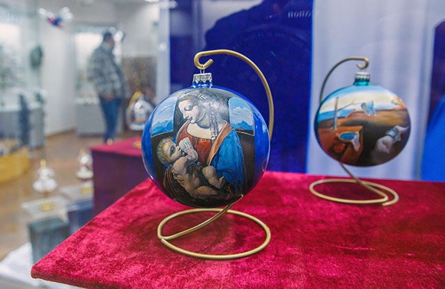 История новогодних украшений на выставке в Минске История новогодних украшений на выставке в Минске