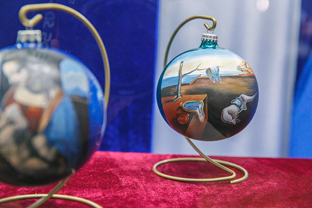 История новогодних украшений на выставке в Минске История новогодних украшений на выставке в Минске