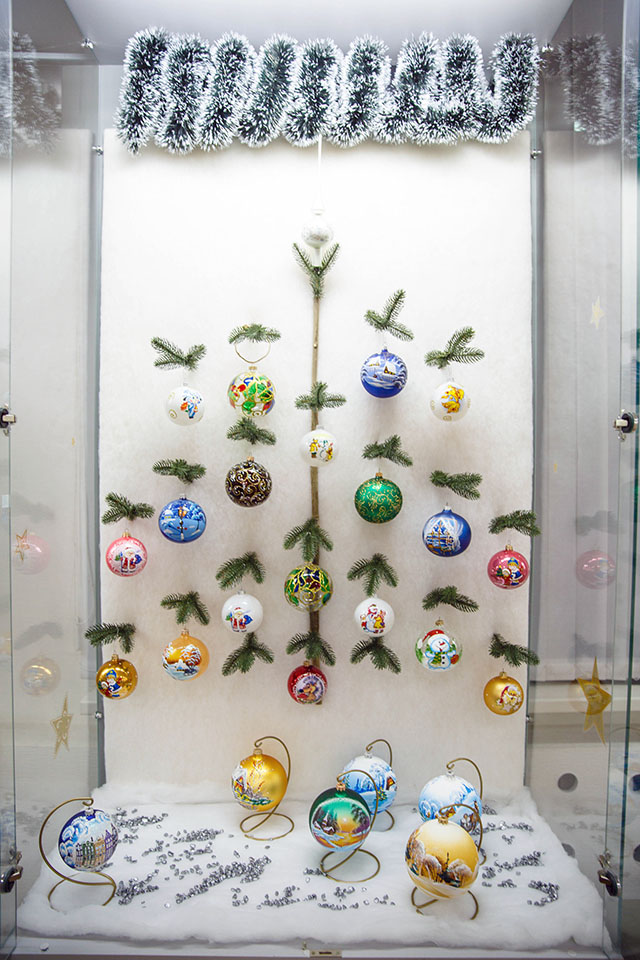 История новогодних украшений на выставке в Минске История новогодних украшений на выставке в Минске