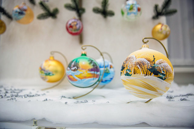 История новогодних украшений на выставке в Минске История новогодних украшений на выставке в Минске