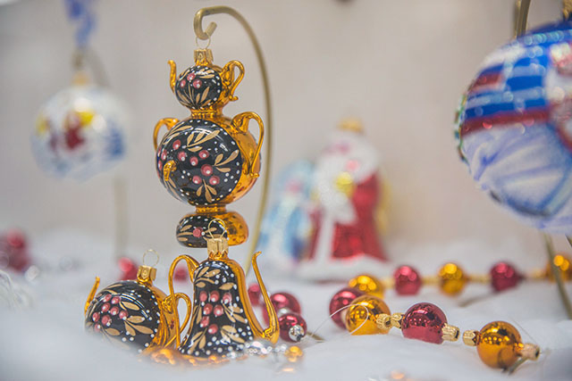 История новогодних украшений на выставке в Минске История новогодних украшений на выставке в Минске