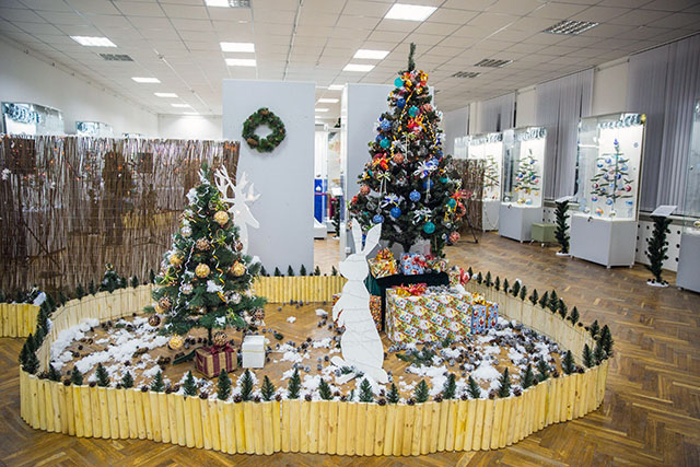 История новогодних украшений на выставке в Минске История новогодних украшений на выставке в Минске