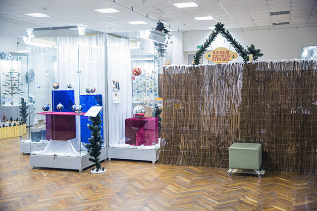 История новогодних украшений на выставке в Минске История новогодних украшений на выставке в Минске