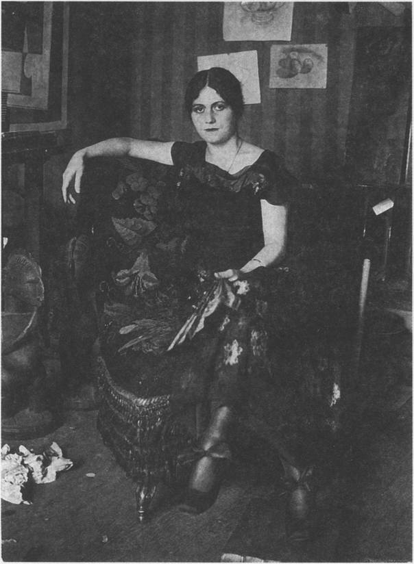 1. Ольга в мастерской Пикассо в Монруже. 1917. Фотография Пикассо 1. Ольга в мастерской Пикассо в Монруже. 1917. Фотография Пикассо