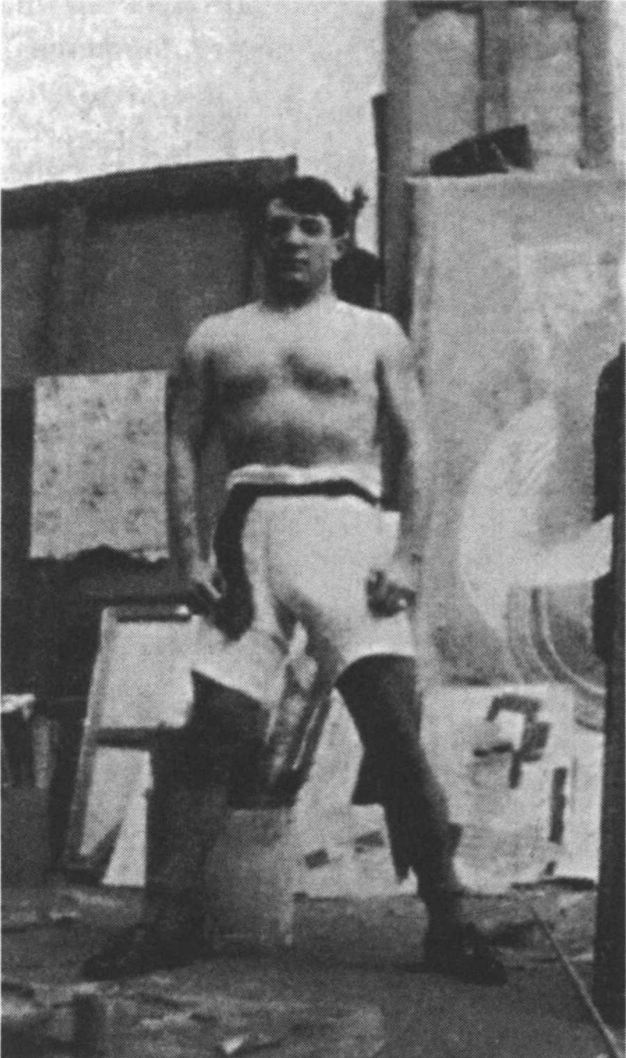 Пикассо у своей студии. Около 1914 Пикассо у своей студии. Около 1914