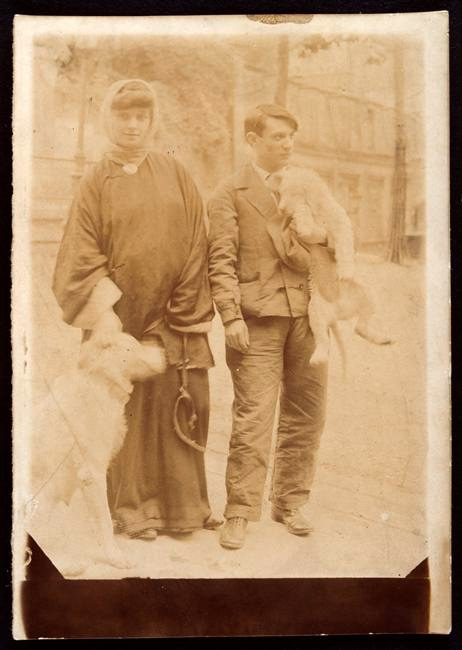 Пабло Пикассо и Фернанда Оливье на Монмартре с собаками. Фото, 1904
