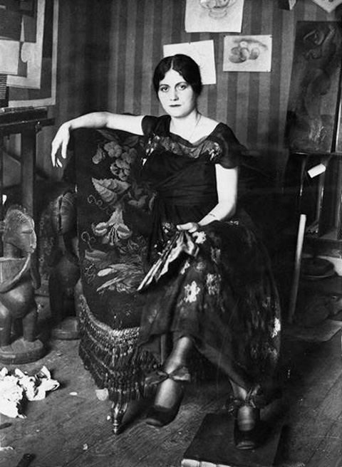 Ольга Хохлова в кресле. Фото, ок. 1917